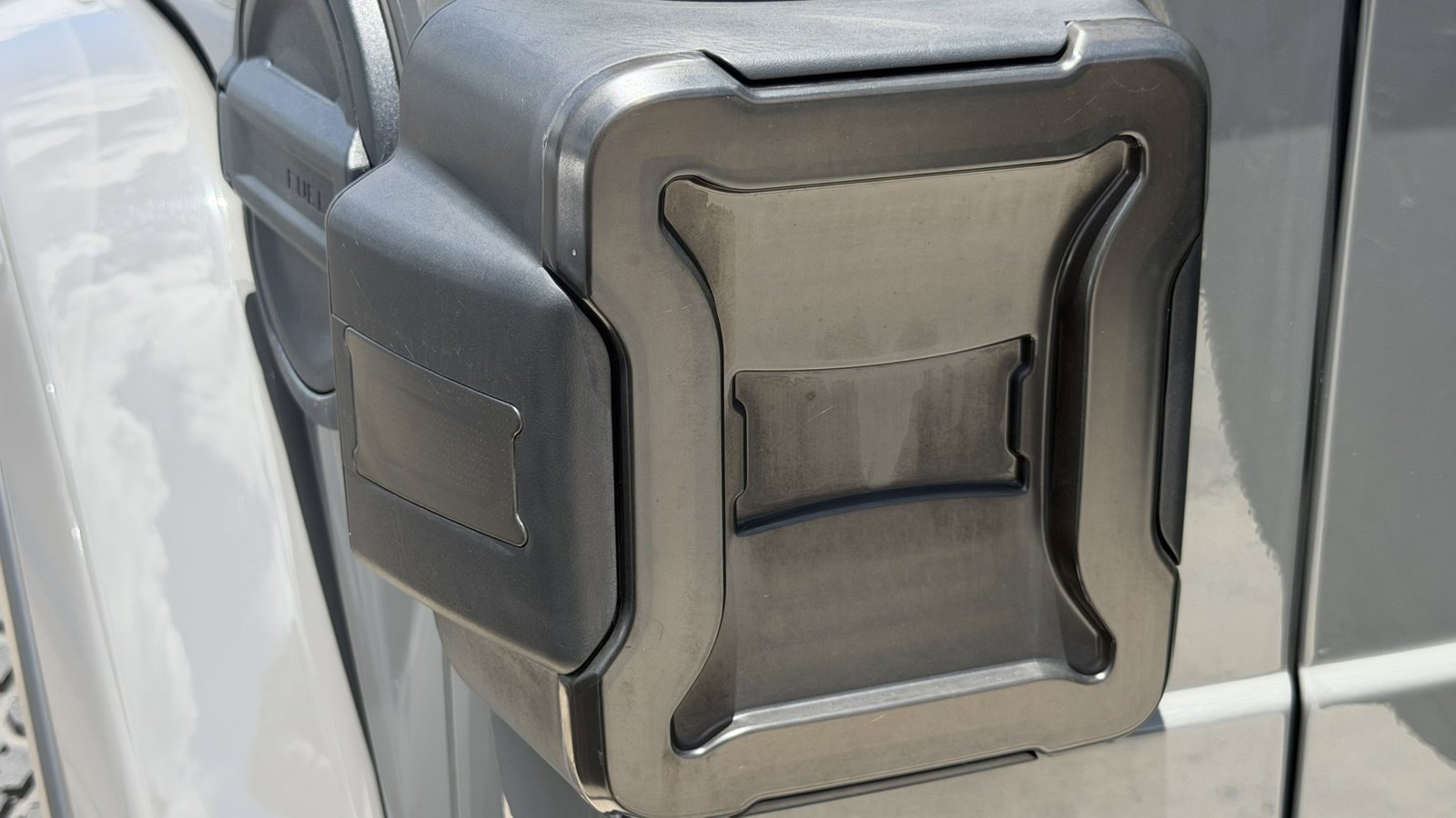 Used 2018 Sting-Gray Clearcoat Jeep Sahara image 8