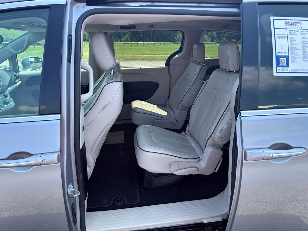 Used 2017 Silver Chrysler Limited image 30
