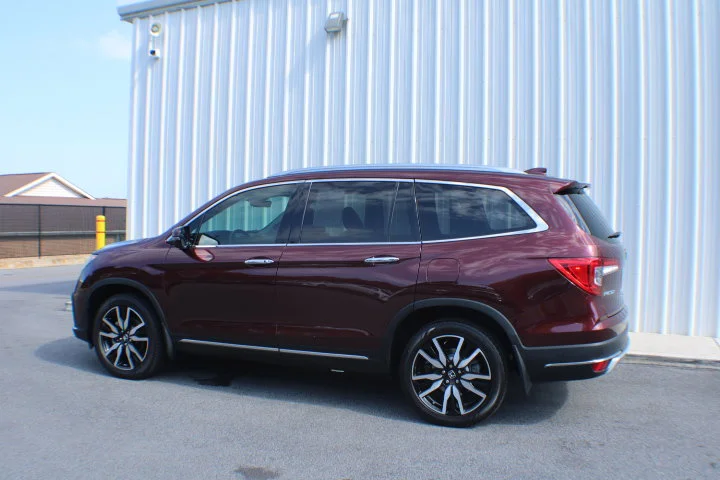 Used 2020 Red Honda AWD Touring 7 Passenger image 3