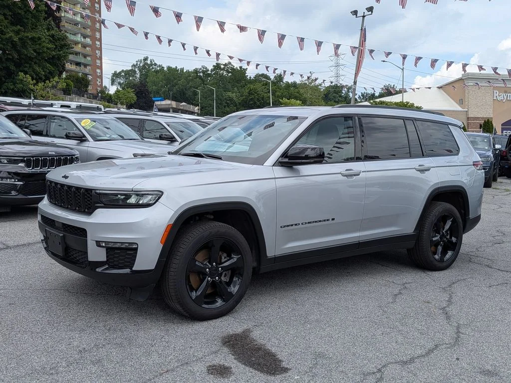 Used 2025 Silver Jeep Limited image 1