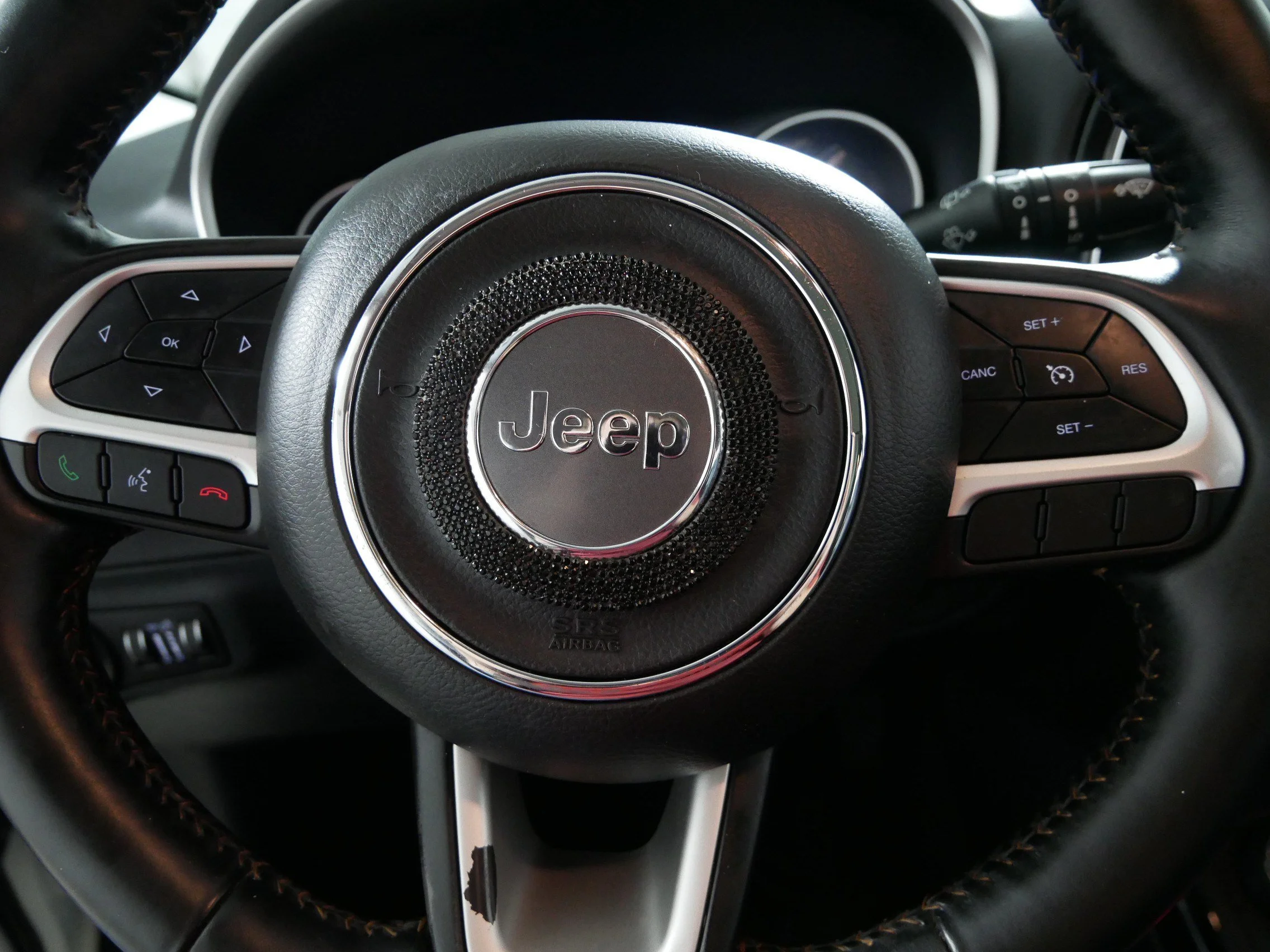 Used 2018 Pearl White Tri-Coat Jeep Limited image 25