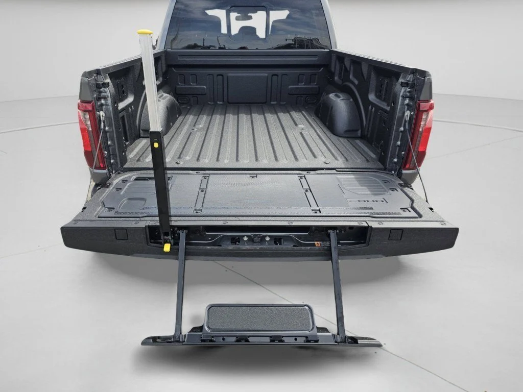 New 2026 Carbonized Gray Metallic Ford XLT image 27