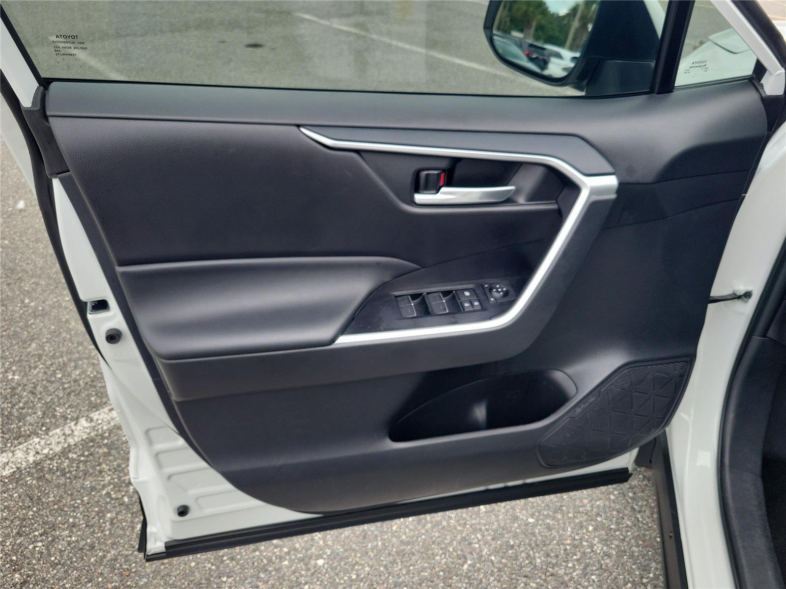 Used 2025 Ice Cap Toyota XLE image 18