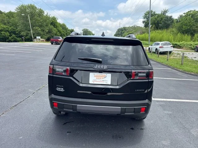New 2026 Diamond Black Crystal Pearl-Coat Exterior Paint Jeep Laredo image 6