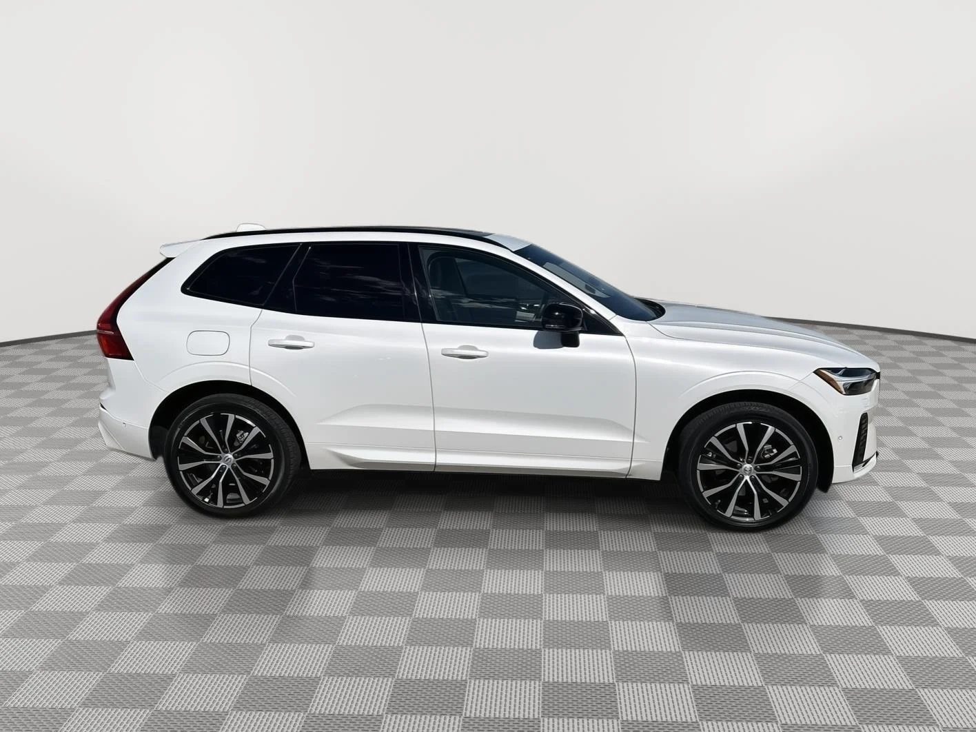 Used 2024  volvo Plus Dark Theme image 2