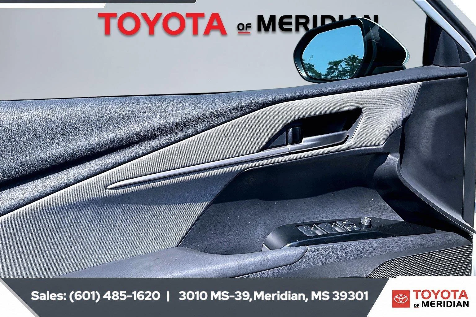 Used 2025 Ice Cap Toyota LE image 17