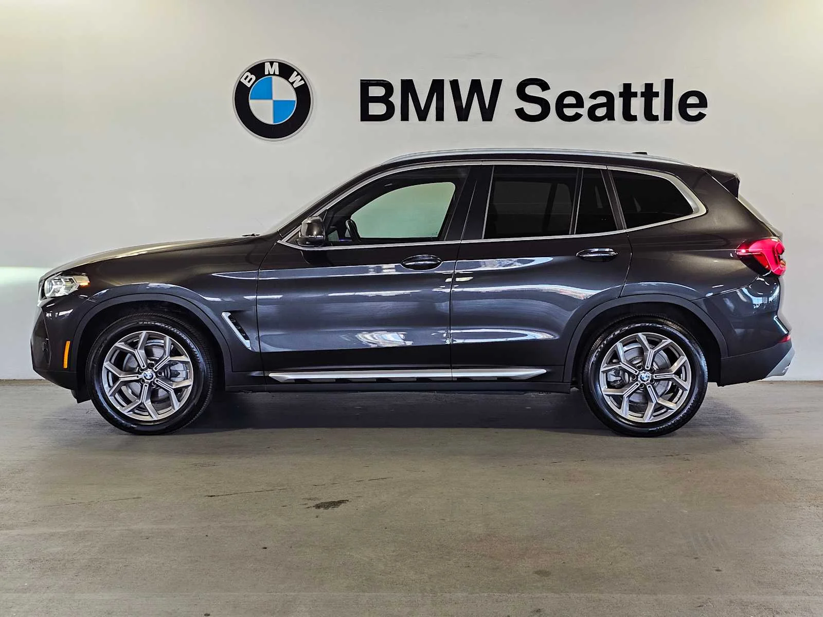 Used 2022 Dark Graphite Metallic BMW xDrive30i image 3