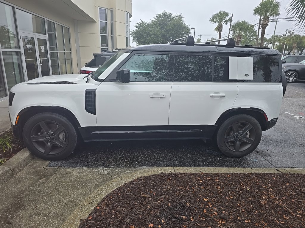 Used 2024 White Land Rover X-Dynamic SE image 1
