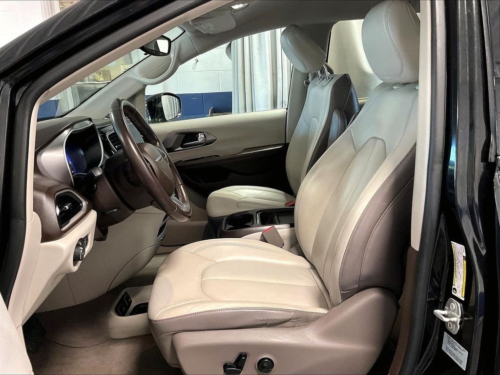 Used 2017 Black Chrysler Touring L image 10