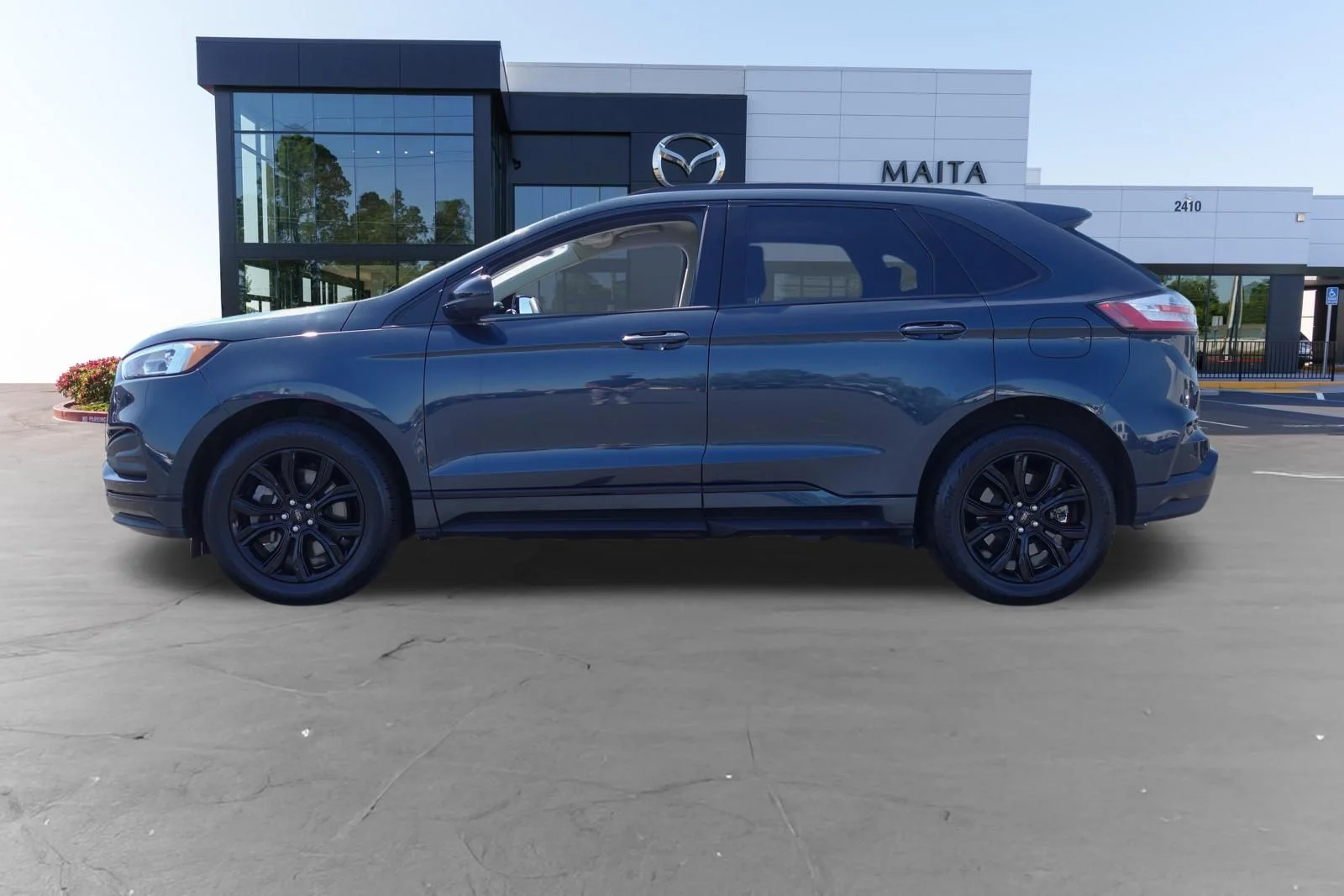 Used 2022 Blue Metallic Ford SE image 6