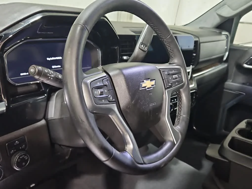 Used 2024 Summit White Chevrolet LT image 17