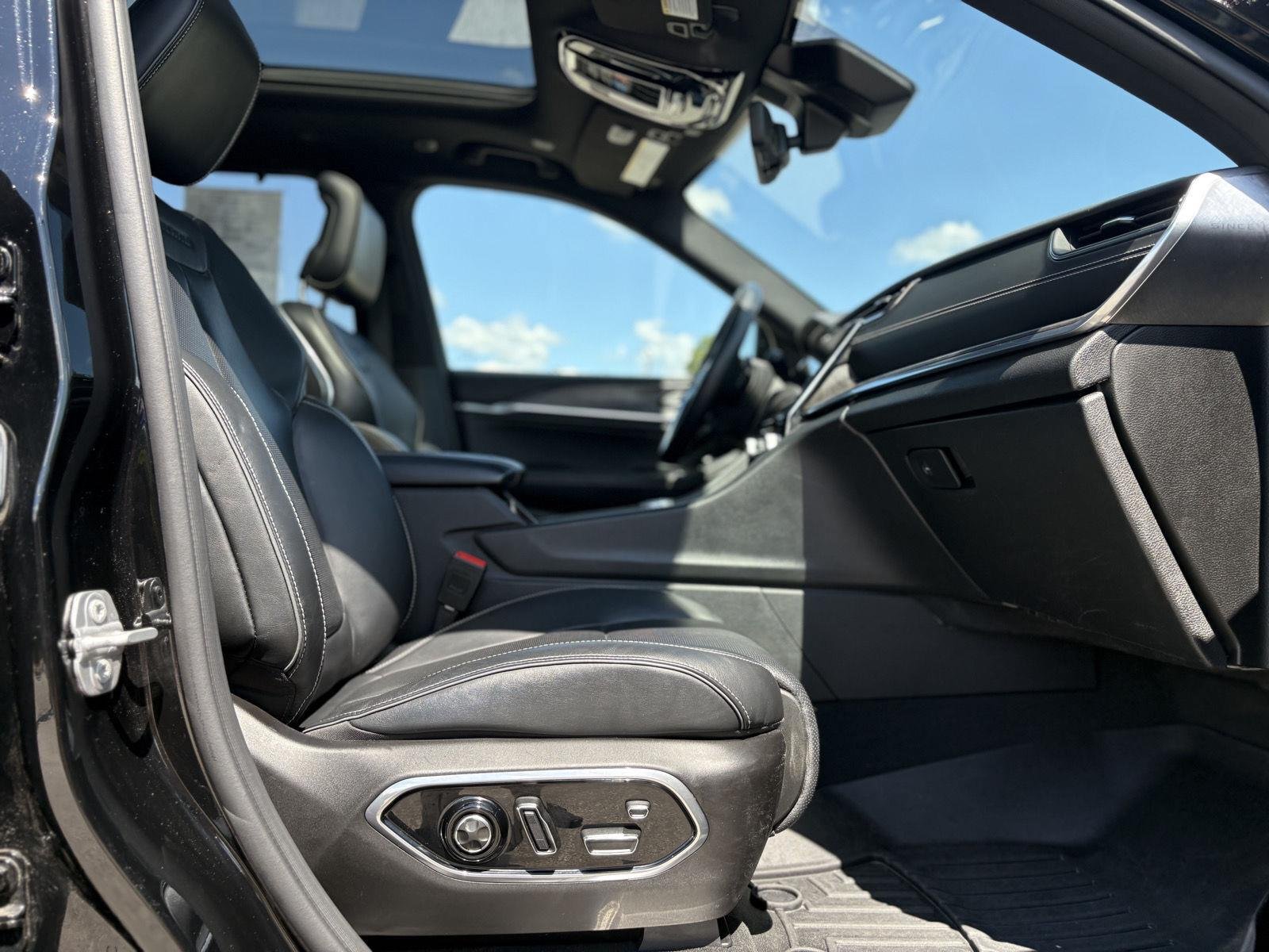 Used 2022 Diamond Black Crystal Pearlcoat Jeep Overland image 15
