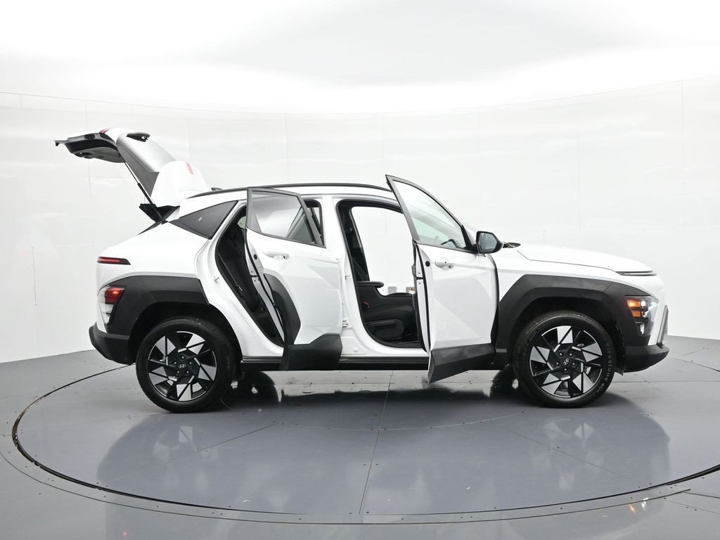 Used 2025 White Hyundai SEL AWD image 24