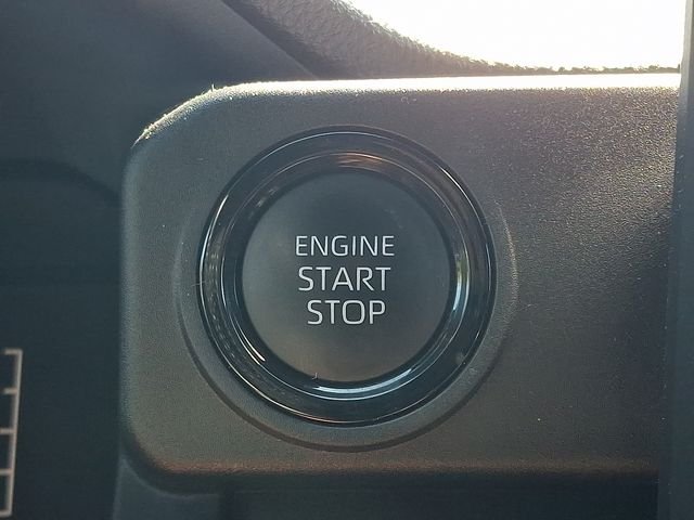 Used 2025 White Toyota SR5 image 33