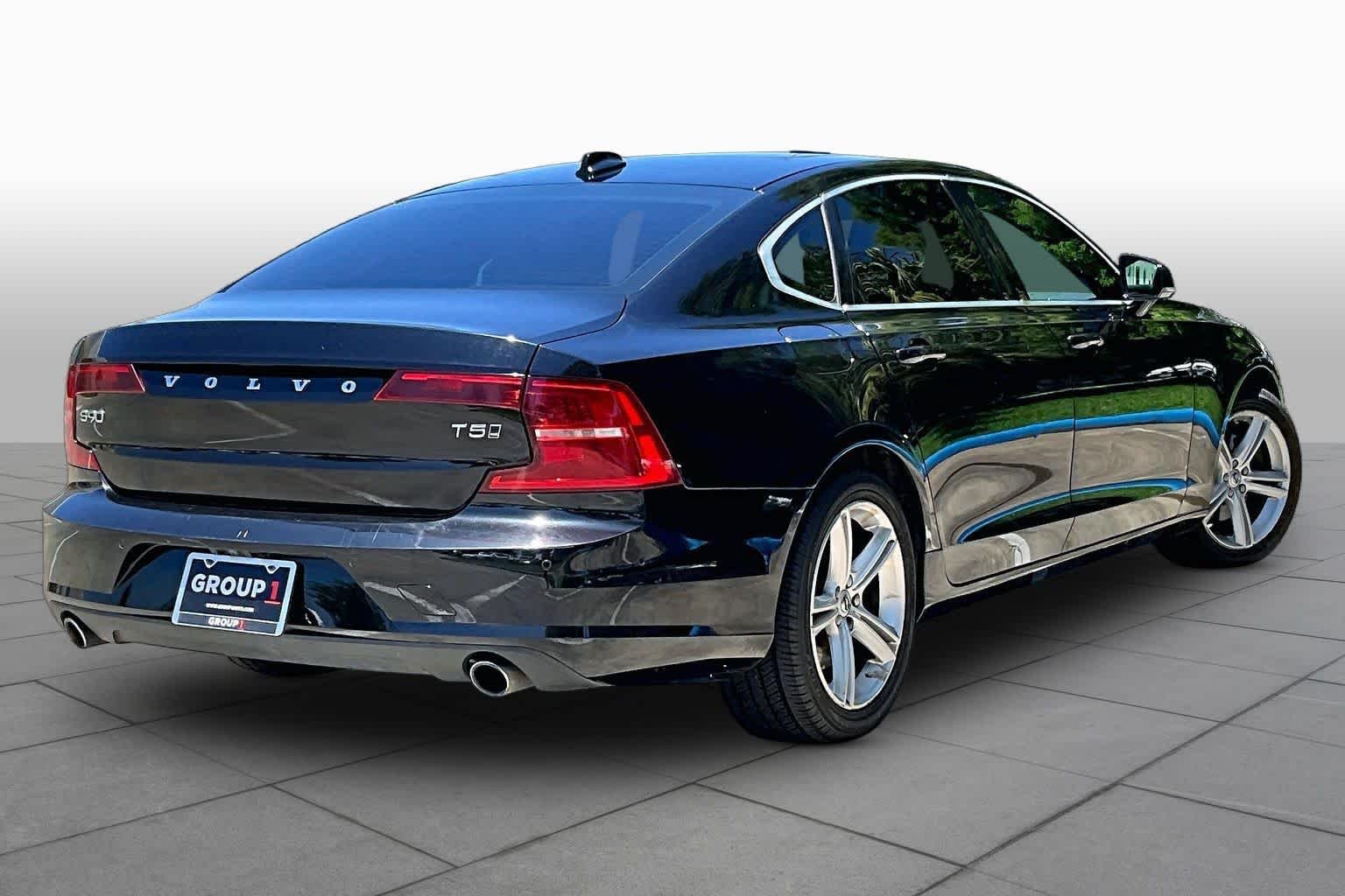 Used 2018 Onyx Black Metallic Volvo Momentum image 12