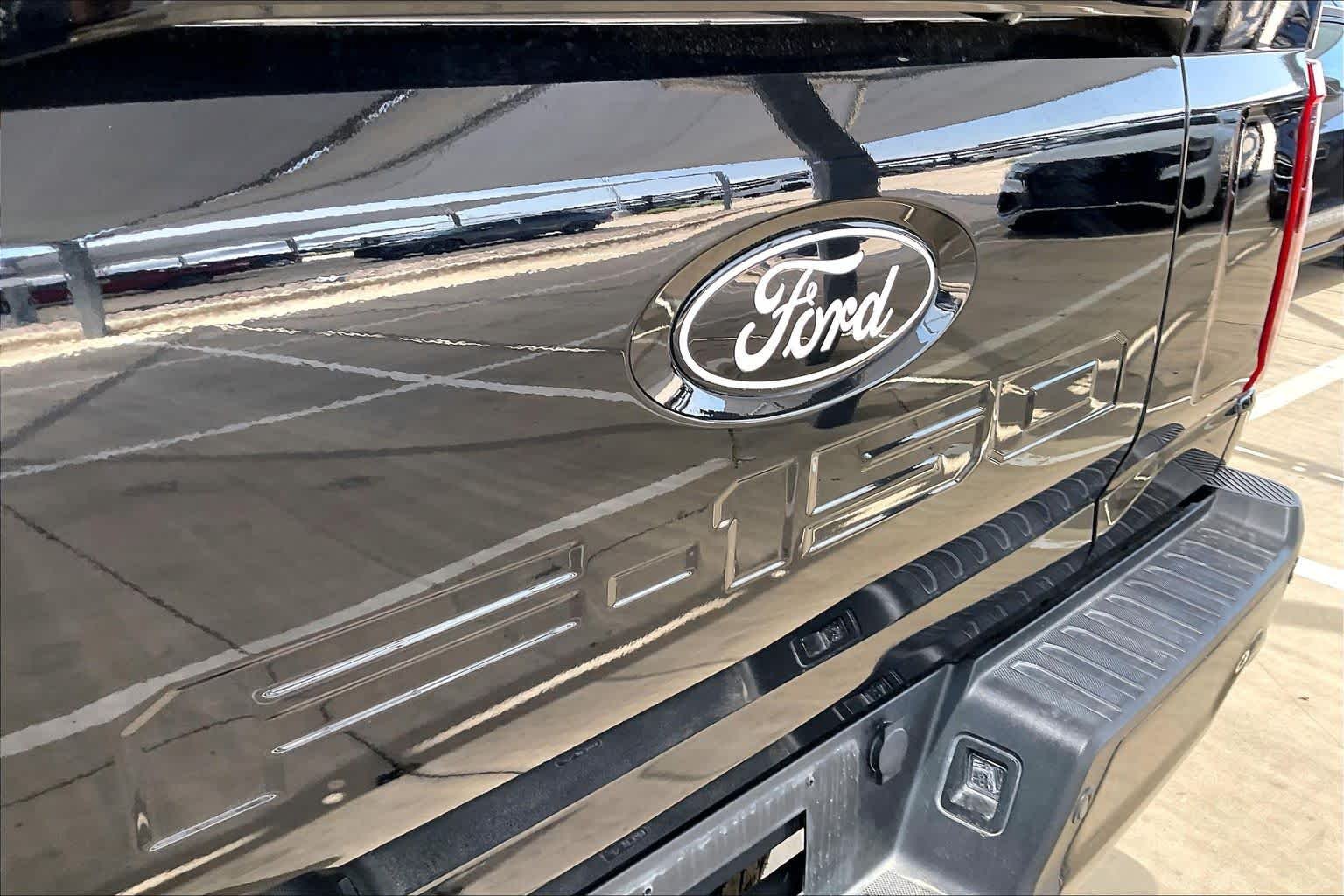 Used 2024 Agate Black Metallic Ford LARIAT image 30