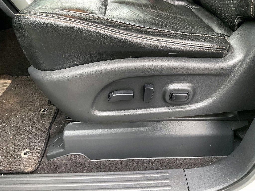 Used 2017 White Nissan SL image 27