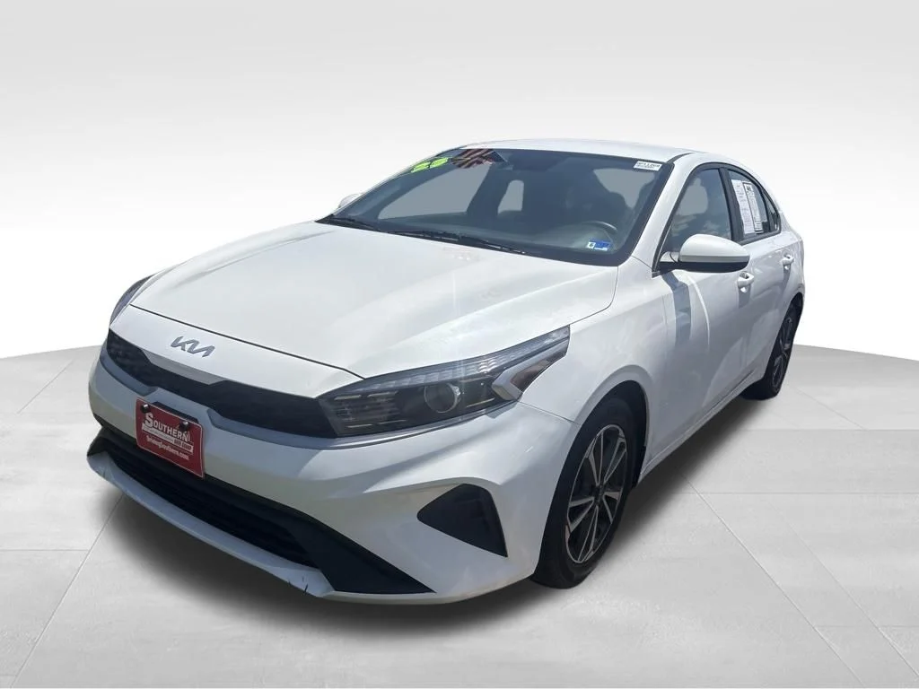 Used 2023 White Kia LXS image 3