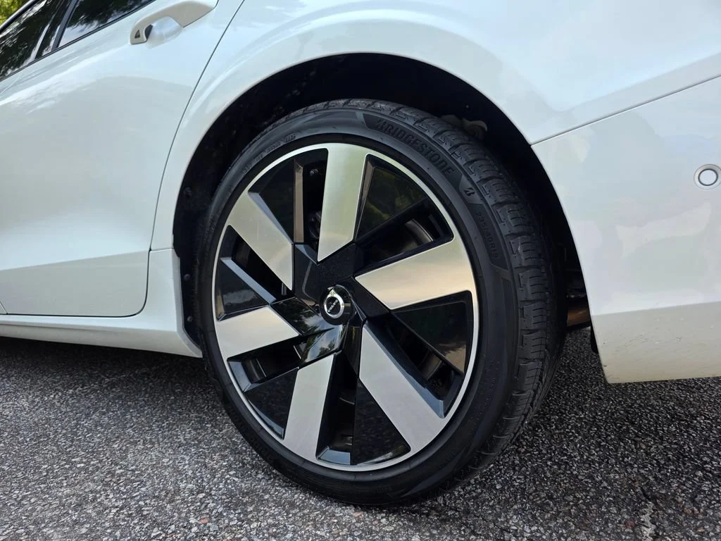 Used 2024 White Volvo T8 Ultimate Dark Theme image 33