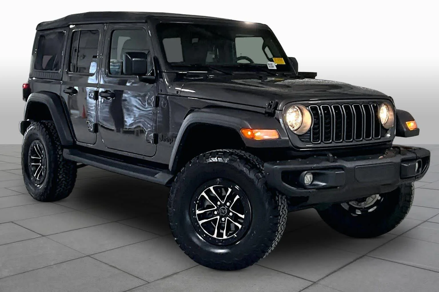 Used 2025 Granite Crystal Metallic Clearcoat Jeep Sport S image 3