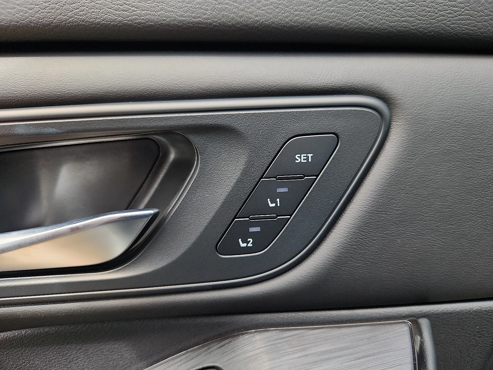 New 2025  Nissan SL Front-Wheel Drive image 15