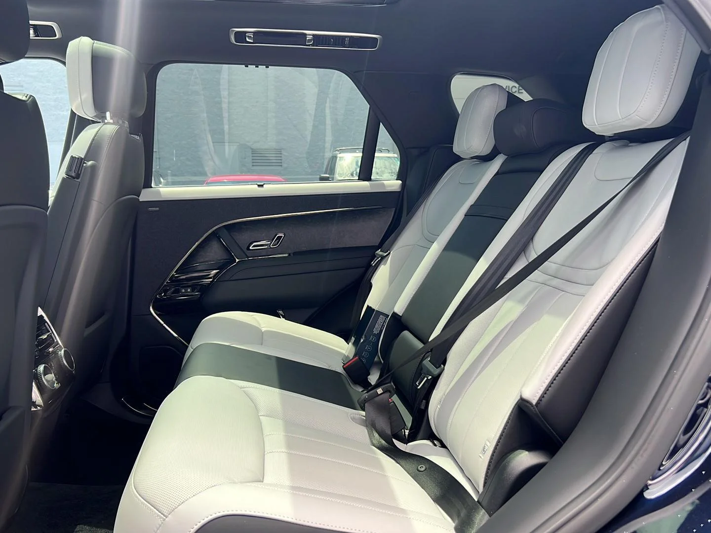 New 2026 Constellation Blue SV Bespoke Ultra Metallic Gloss Land Rover Dynamic SE image 28