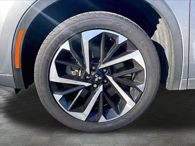 Used 2022 Gray Mitsubishi SEL image 9