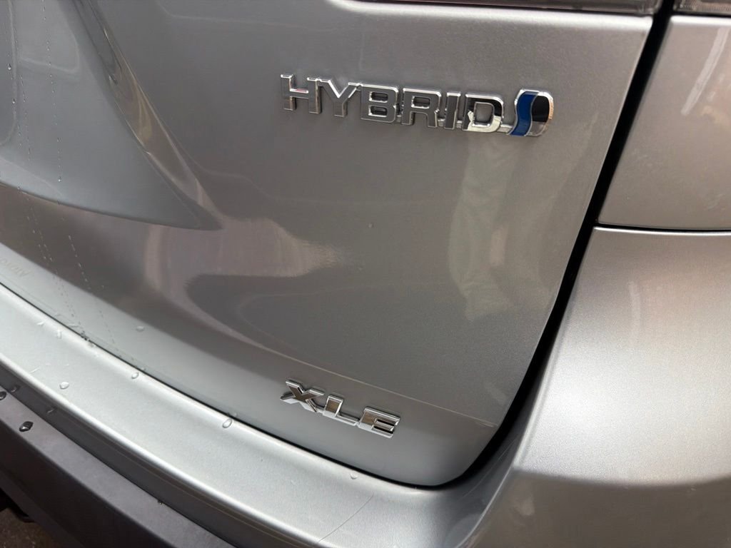 Used 2019 Silver Toyota XLE image 25