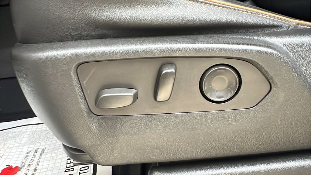 Used 2021 White GMC AT4 image 16