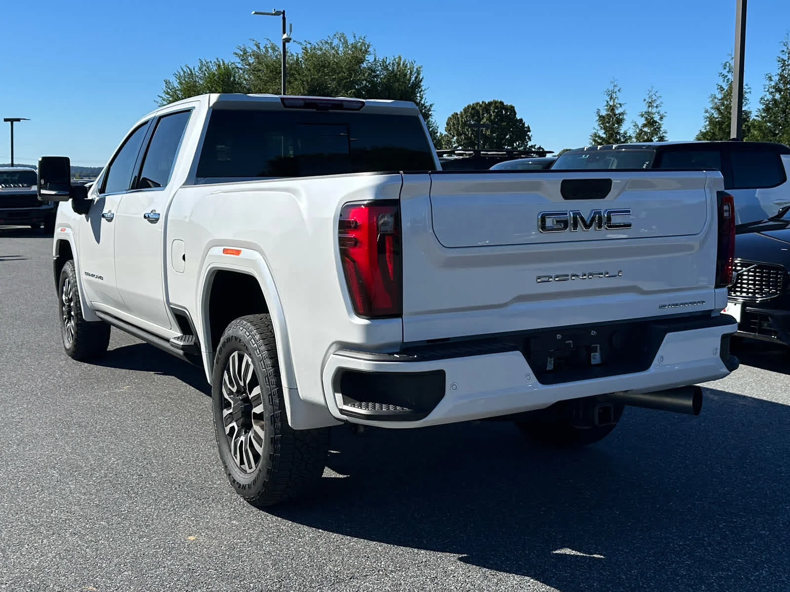 Used 2024 White Frost Tricoat GMC Denali Ultimate image 8