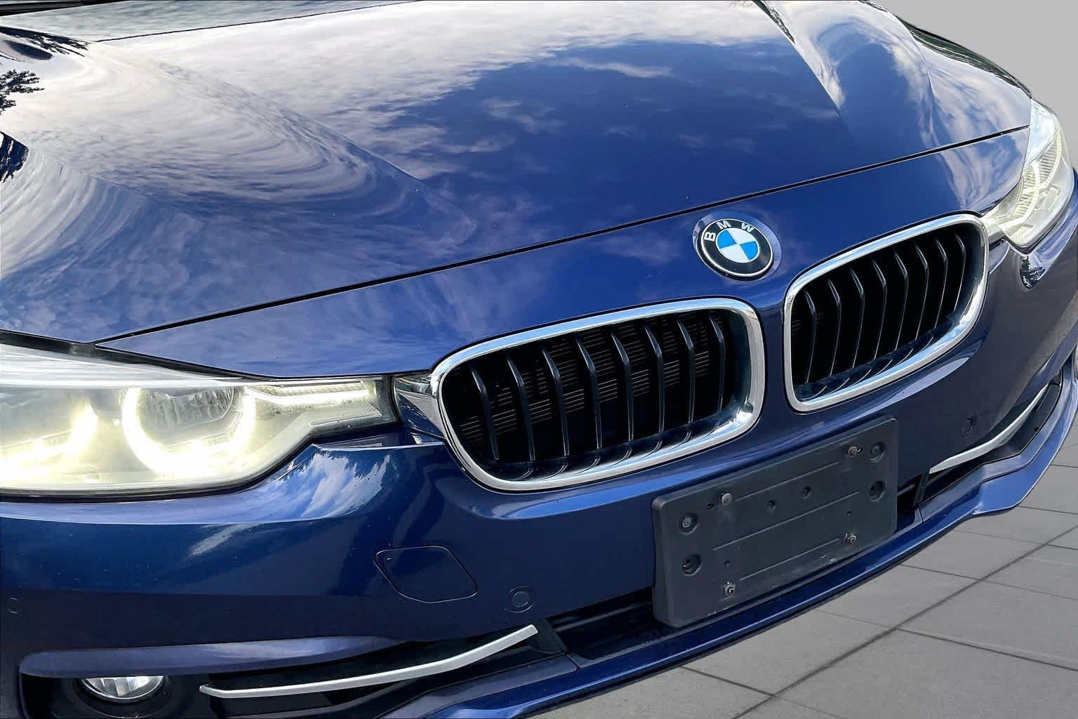 Used 2018 Mediterranean Blue Metallic BMW 330i xDrive image 31