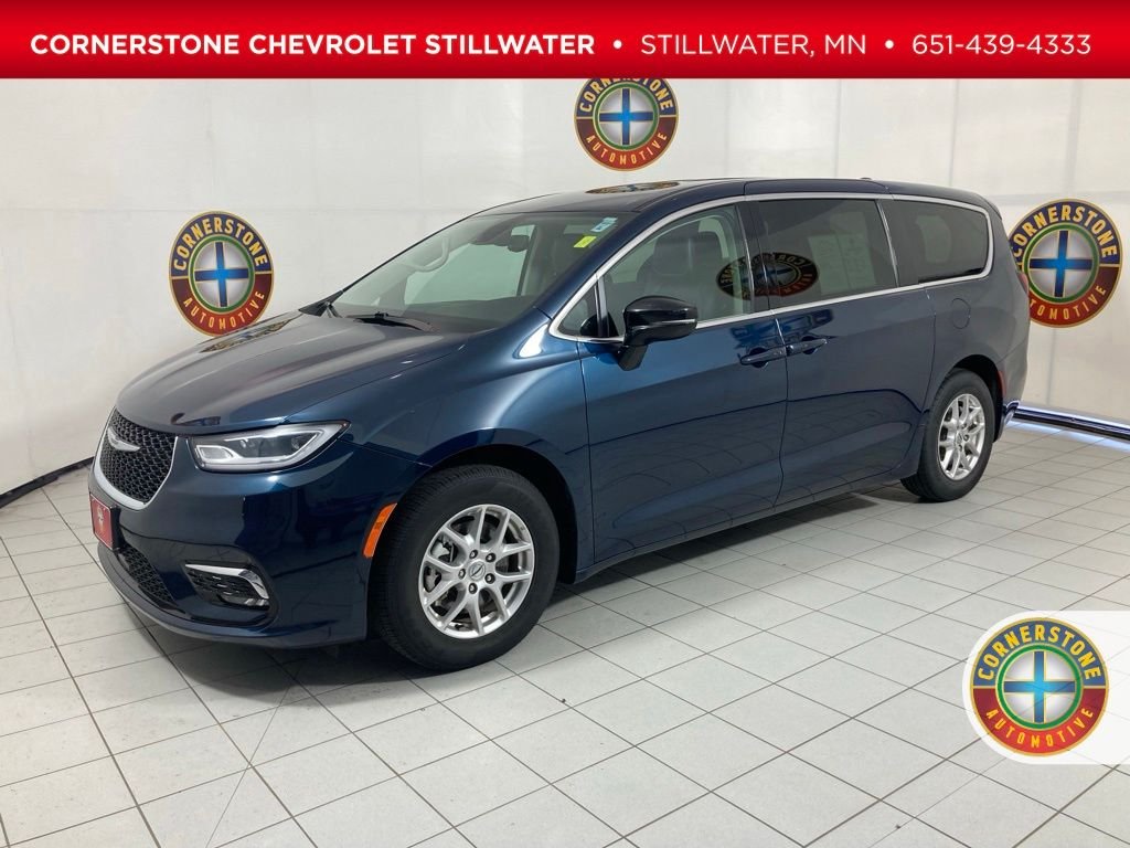 2024 Chrysler Pacifica Touring L's photo