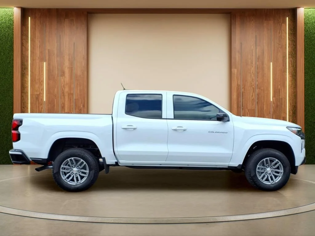 New 2026 Summit White Chevrolet LT image 33