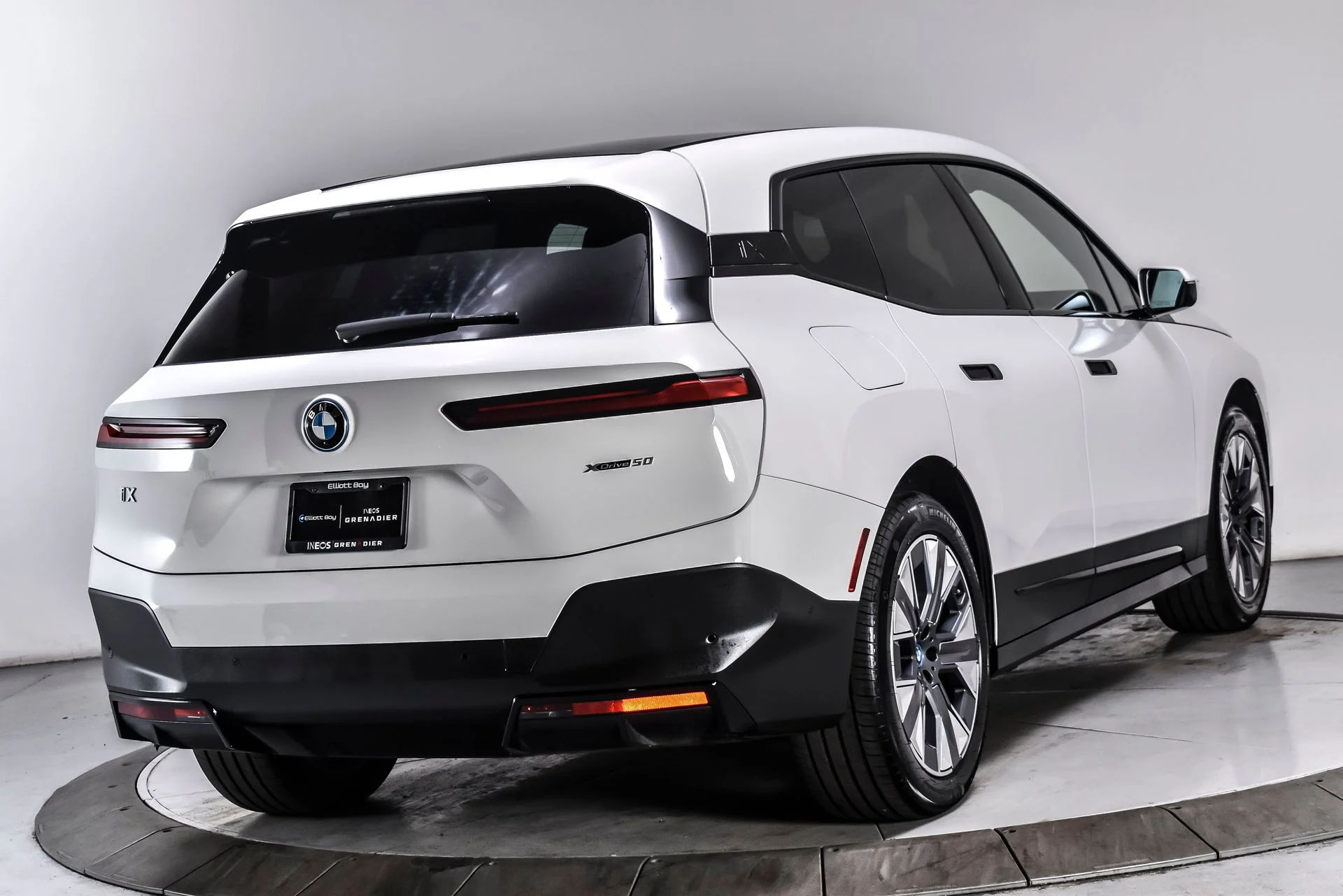 Used 2024 Alpine White BMW xDrive50 image 6