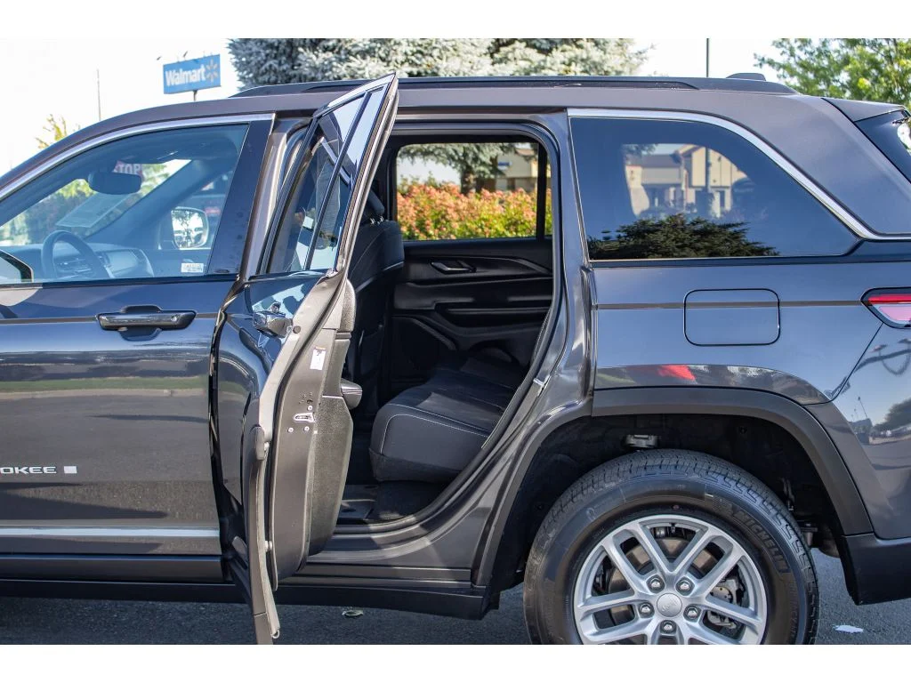 Used 2024 Baltic Gray Metallic Clearcoat Jeep Laredo X image 15