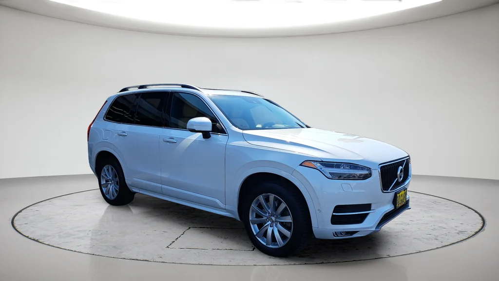 Used 2019 White Volvo T6 Momentum image 1