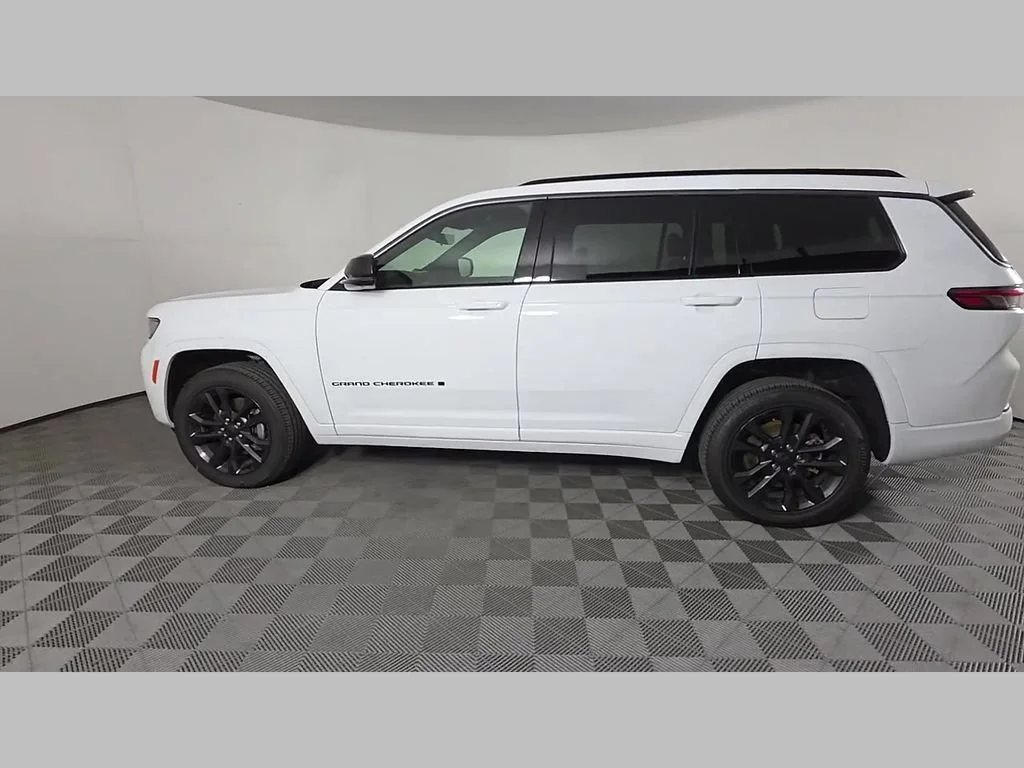 New 2026 Bright White Clear-Coat Exterior Paint Jeep Limited Reserve image 41