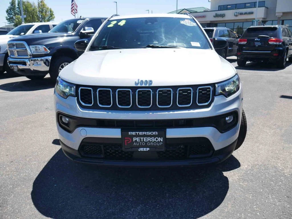 Used 2024 Silver Jeep Latitude image 3