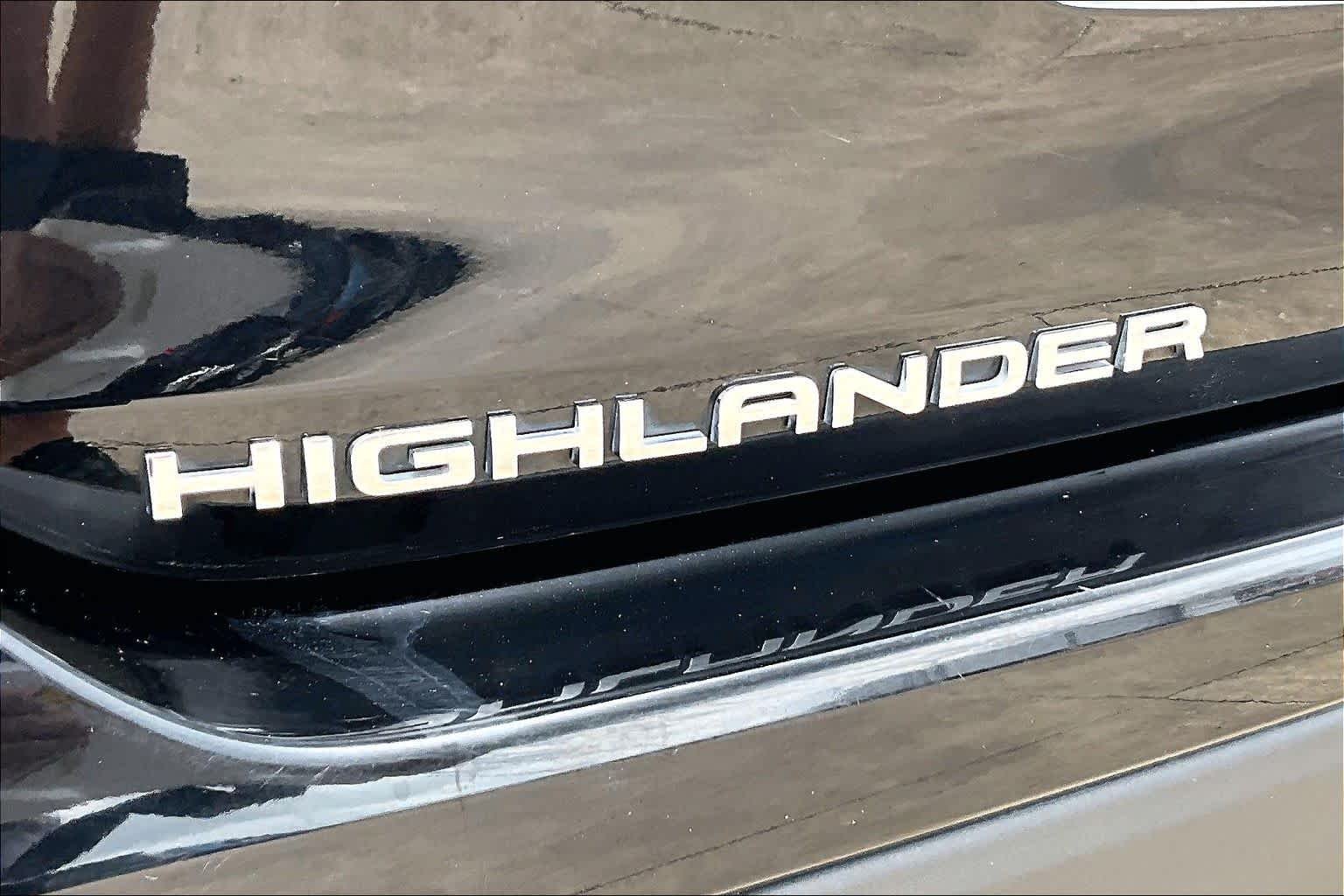 Used 2025 Midnight Black Metallic Toyota XLE image 31