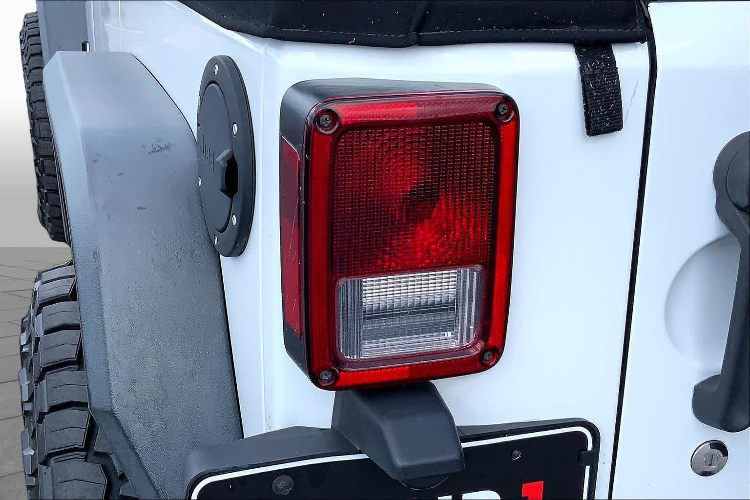 Used 2017 Bright White Clearcoat Jeep Rubicon Recon image 28