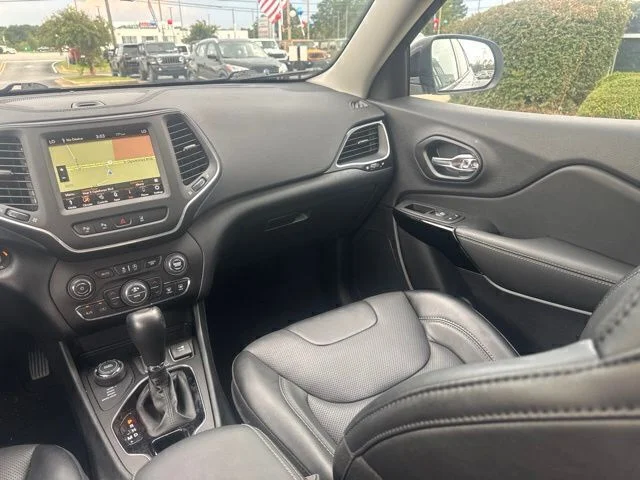 Used 2023 White Jeep Altitude image 22