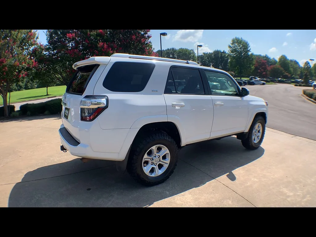 Used 2016 Super White Toyota SR5 image 8