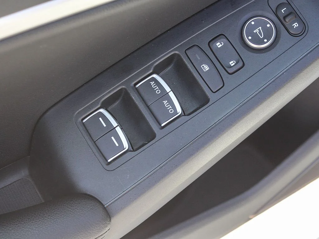 Used 2025 Platinum White Pearl Acura Base image 20
