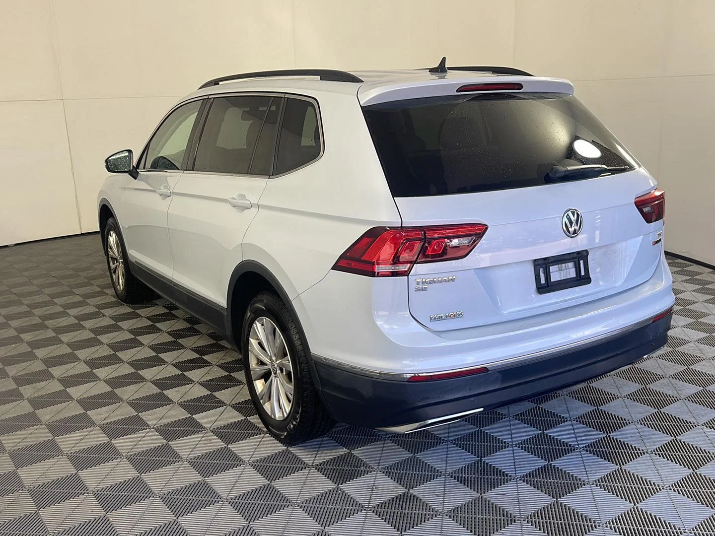 Used 2018 White Silver Metallic Volkswagen SE image 9