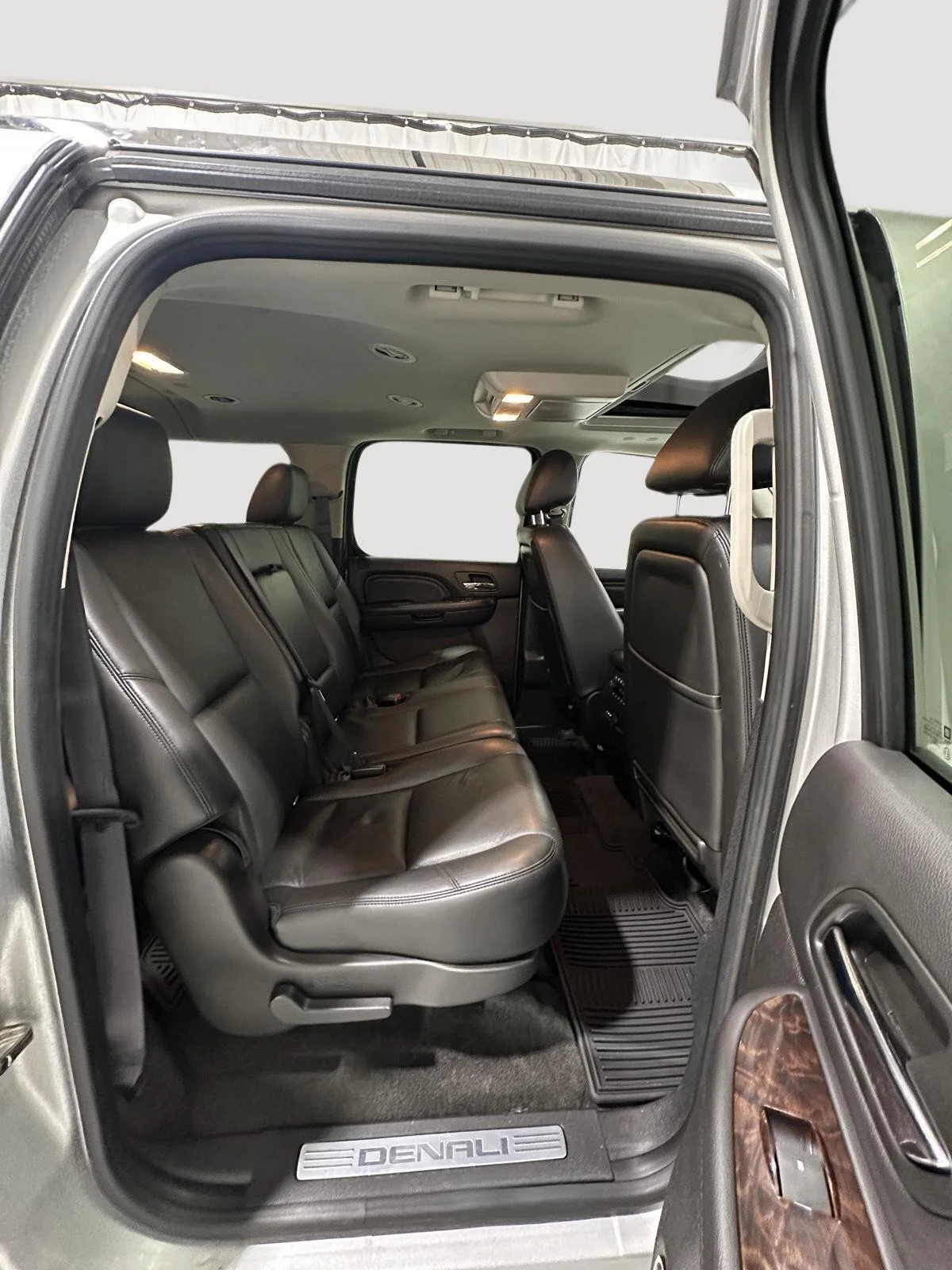Used 2011 PURE SILVER METALLIC GMC Denali image 24