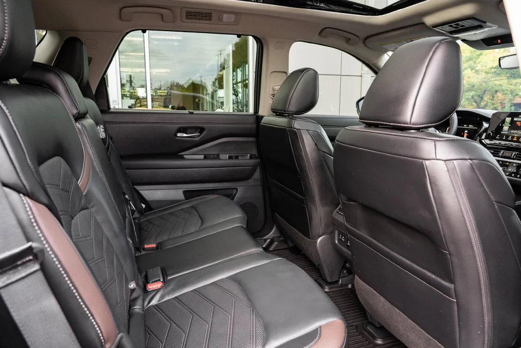 Used 2025 Black Nissan Platinum image 28