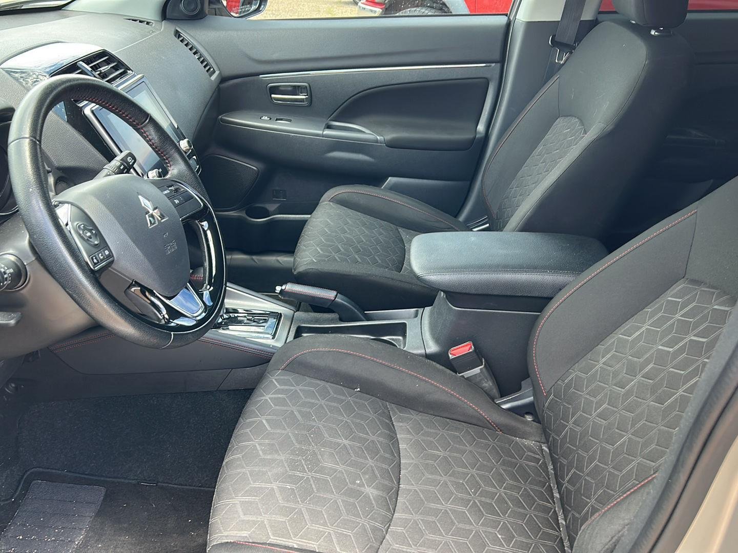 Used 2024 Alloy Silver Metallic Mitsubishi LE image 2