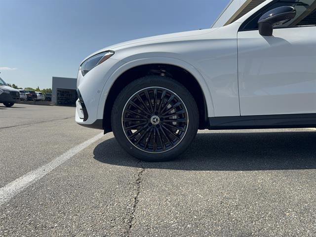 New 2026 MANUFAKTUR Moonlight White Metallic Mercedes-Benz GLC 300 4MATIC® image 23