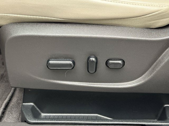 Used 2019 White Platinum Metallic Tri-Coat Ford SEL image 10