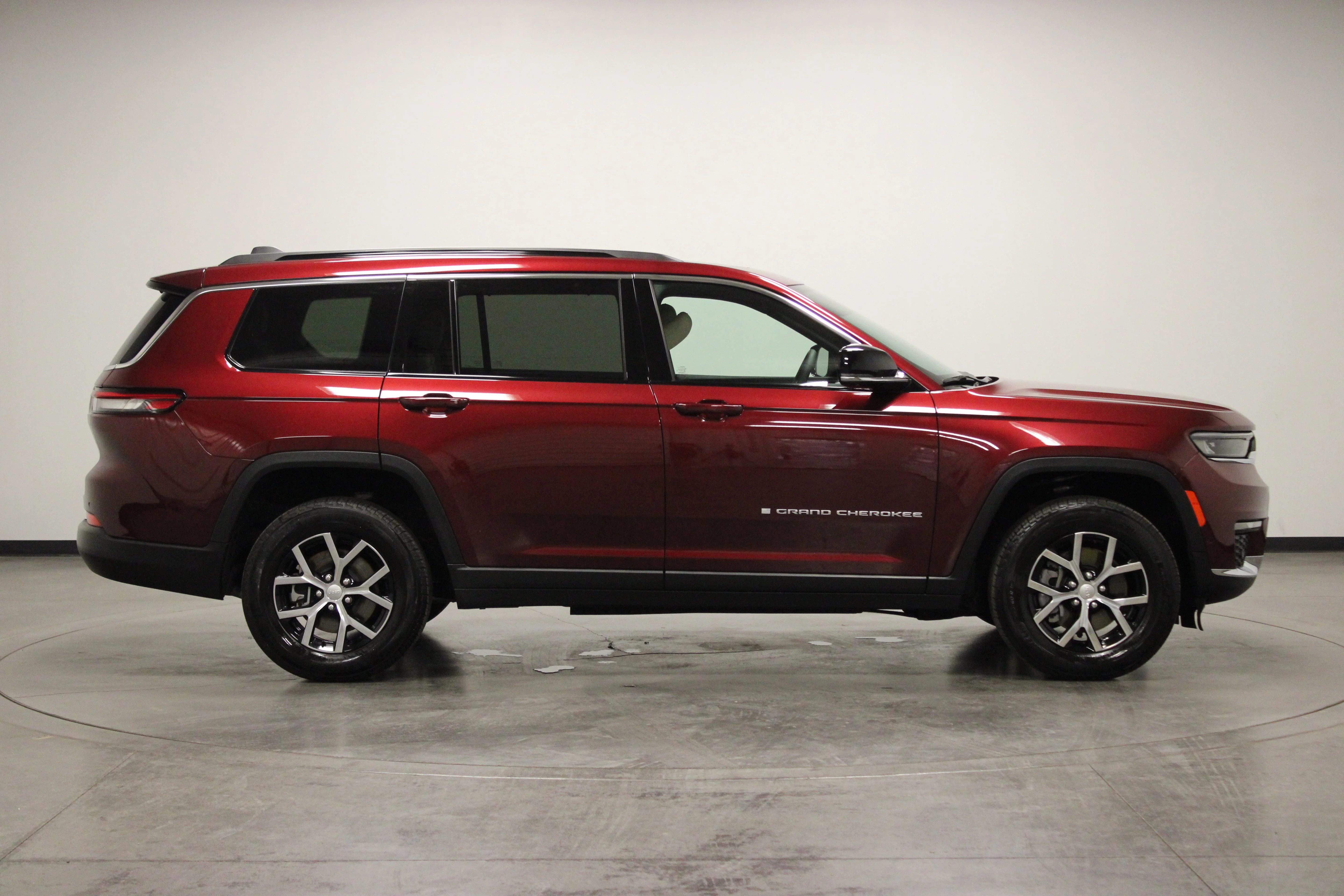 Used 2024 Velvet Red Pearlcoat Jeep Limited image 9